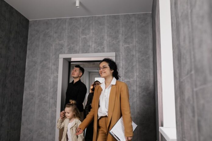 Junges Paar beim Hauskauf