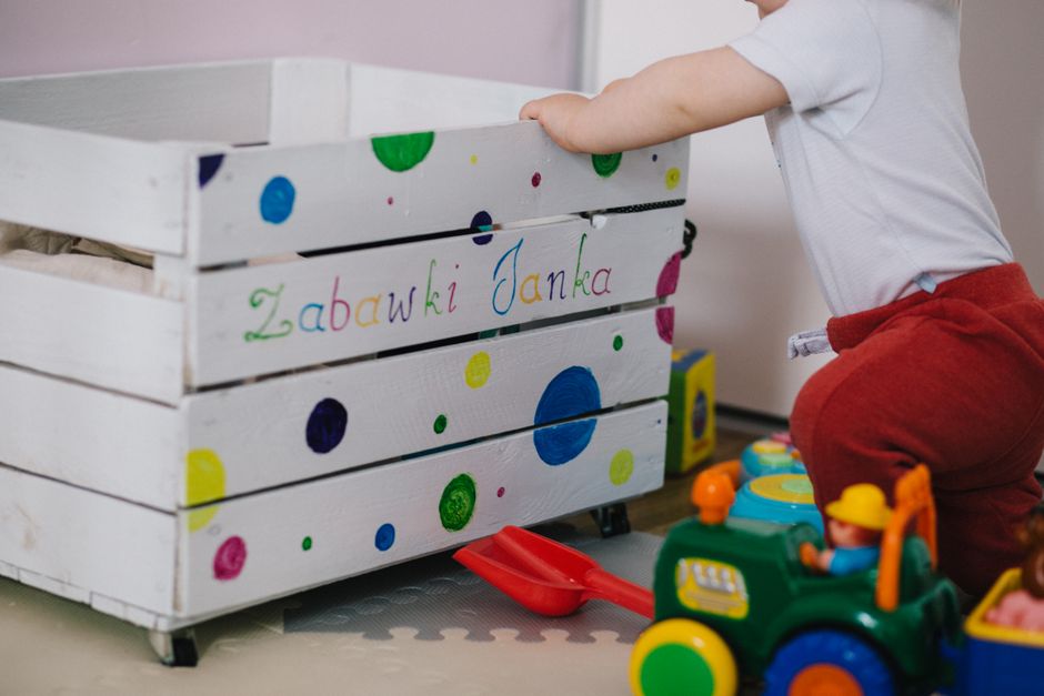 Kinder genießen die tonies Hörspielbox.