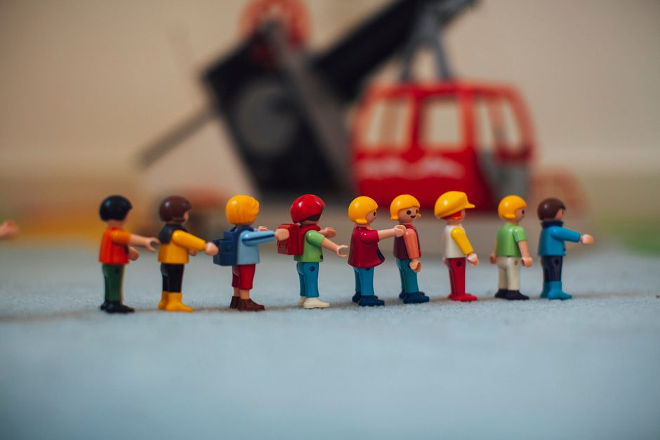 Kinder spielen mit tonies Figuren