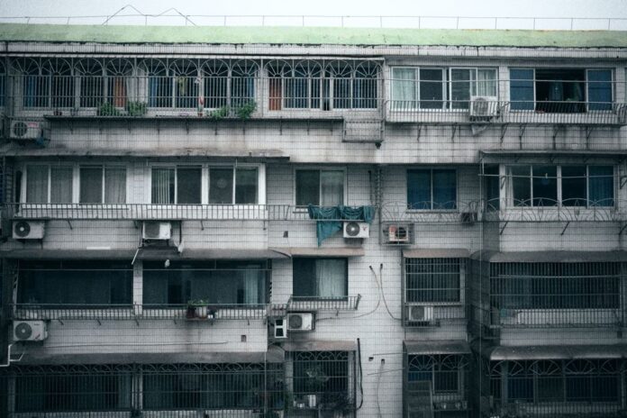 Klimagerät auf einem Balkon