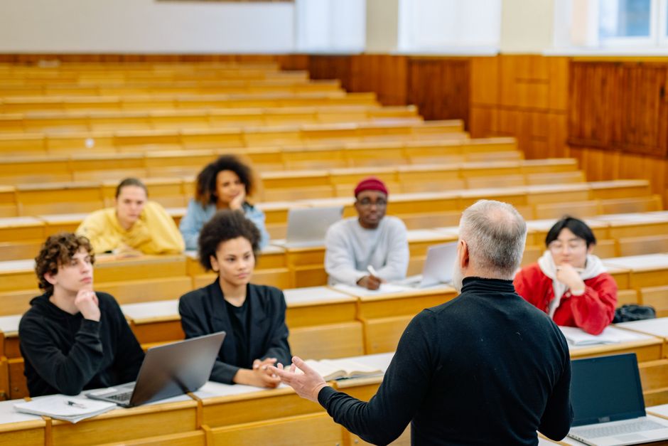Lehrer im Klassenzimmer