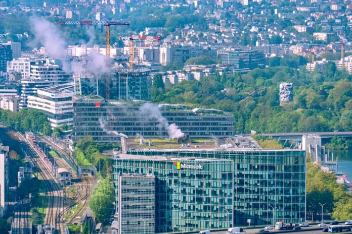 Microsoft-Bürogebäude und Finanzanalyse