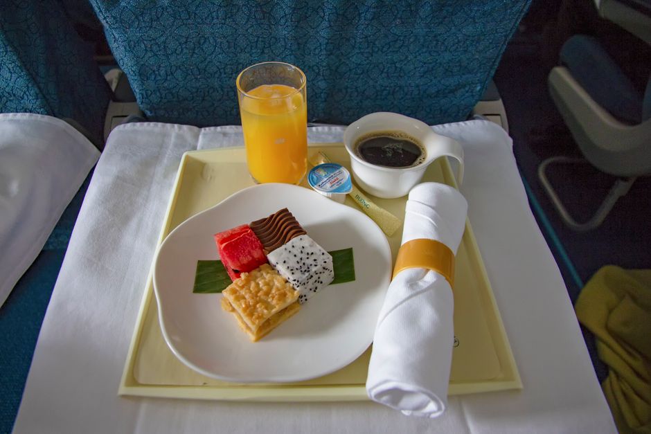 Moderne Business-Class-Erlebnisse im Flugzeug.