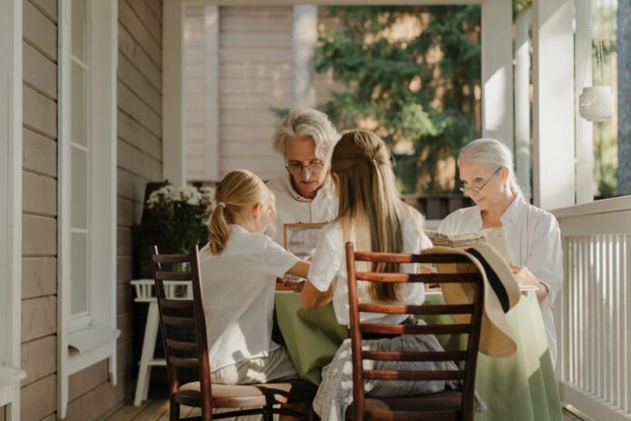 Oma und Opa betreuen Enkel in den Ferien