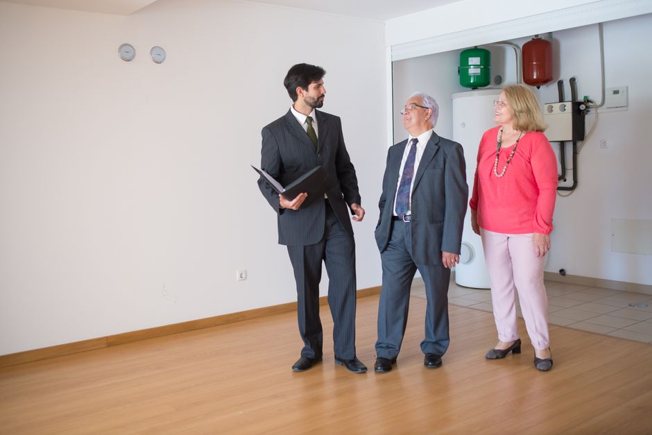 Rentner prüfen ihre Finanzen und Steuern
