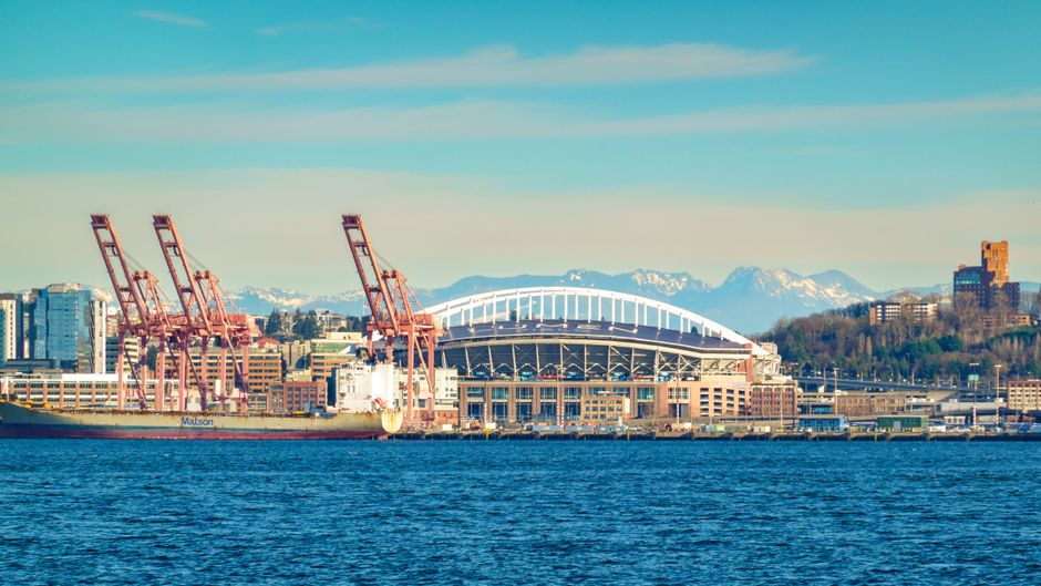 Schiff unter deutscher Flagge im Hafen