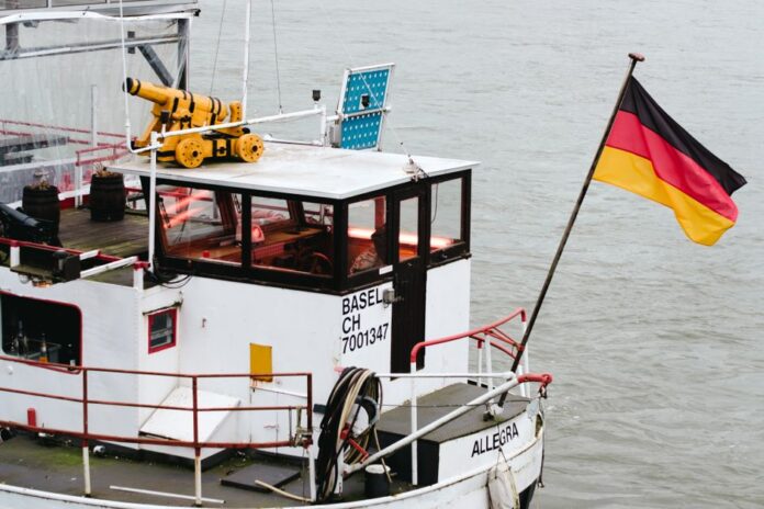 Schiff unter deutscher Flagge im Hafen