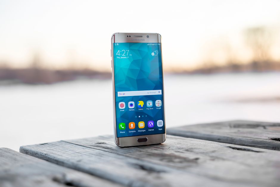 Smartphone im Sommer unter direkter Sonne