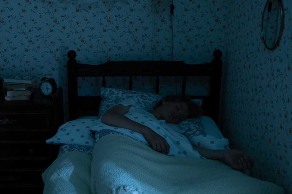 Teenager mit Smartphone in der Nacht