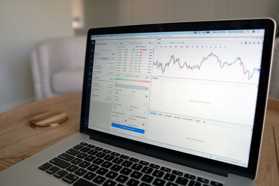 Trader analysiert Aktien mit Software