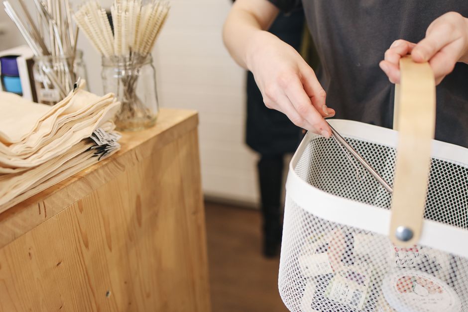 Verbraucher im Supermarkt mit Plastikverpackungen