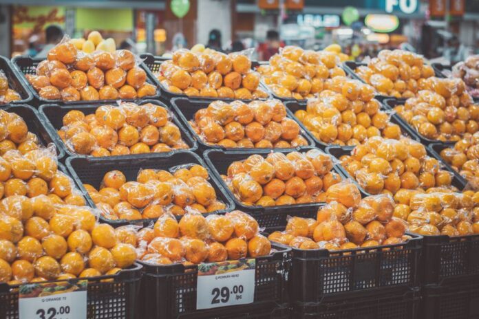 Verbraucher im Supermarkt mit Plastikverpackungen