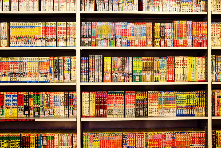 Verlassenes Gebäude mit Manga-Sammlung in Japan
