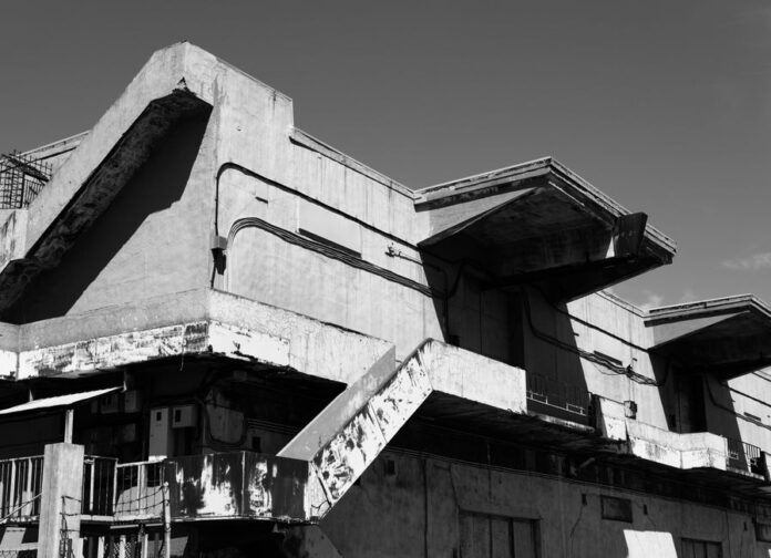 Verlassenes Gebäude mit Manga-Sammlung in Japan