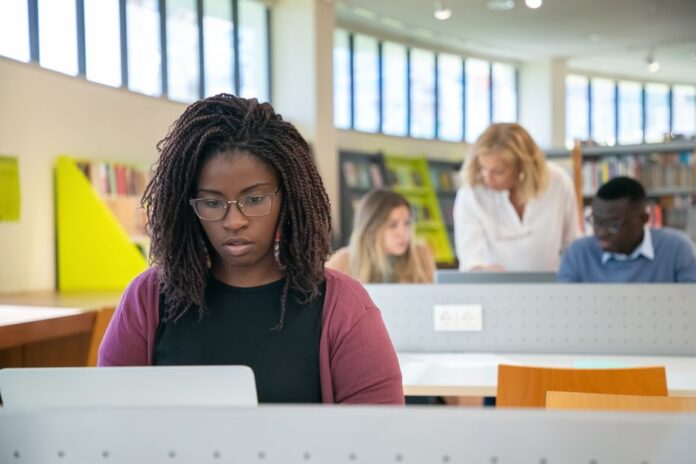 Werkstudenten bei der Arbeit