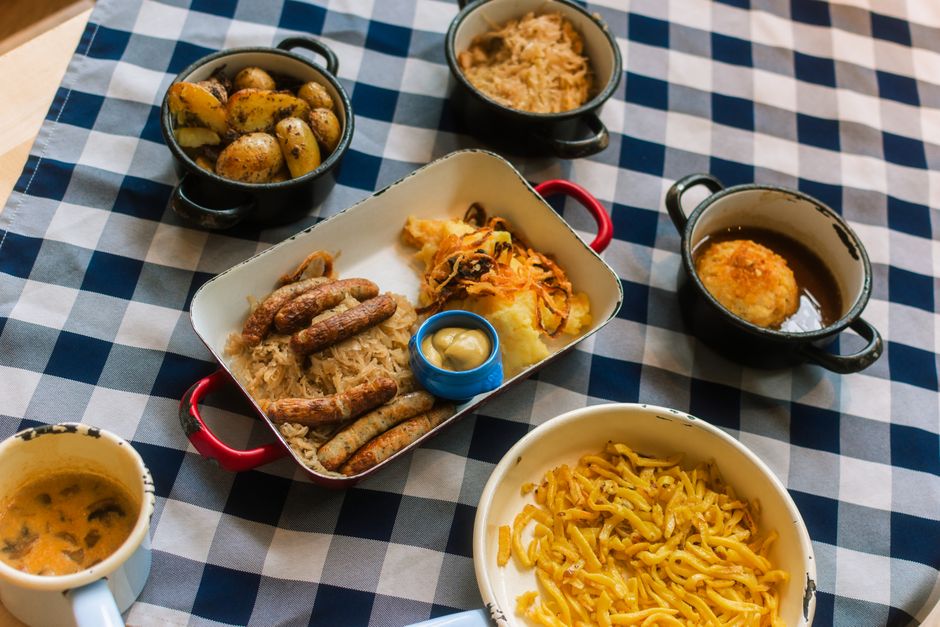 Wurstsalat mit Flädlestreifen auf einem Teller