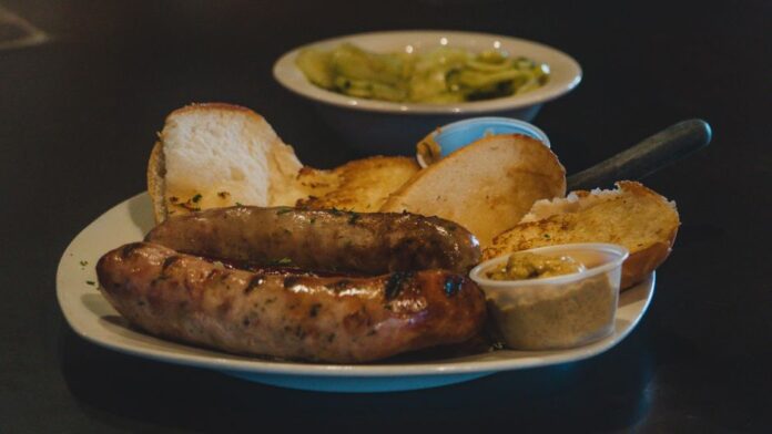 Wurstsalat mit Flädlestreifen auf einem Teller