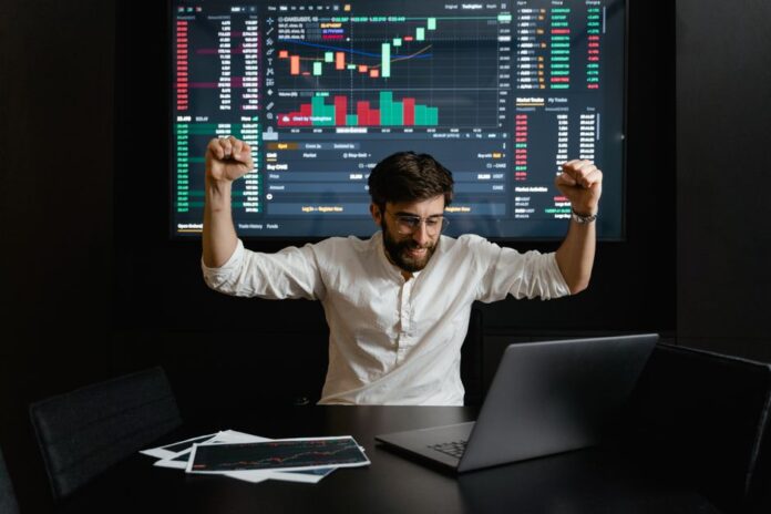 Abiturient plant seine Geldanlage mit ETFs.