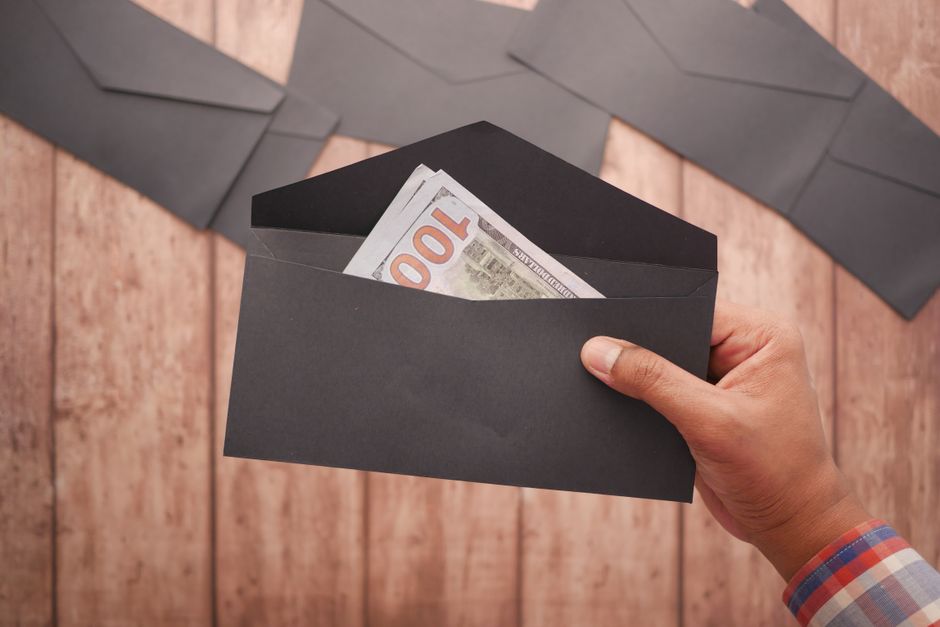 Arbeitnehmer und Arbeitgeber im Gespräch über Prämien