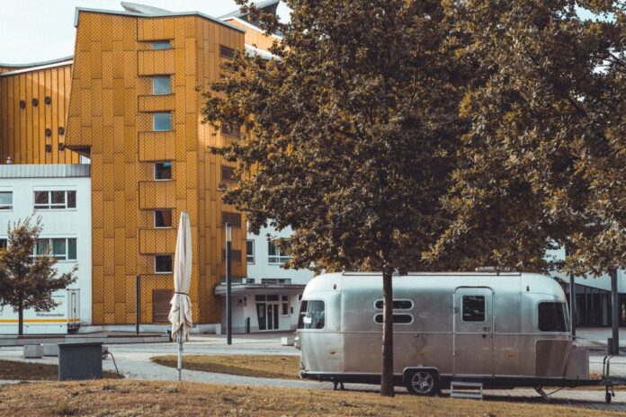Besucher erkunden den Caravan Salon 2026