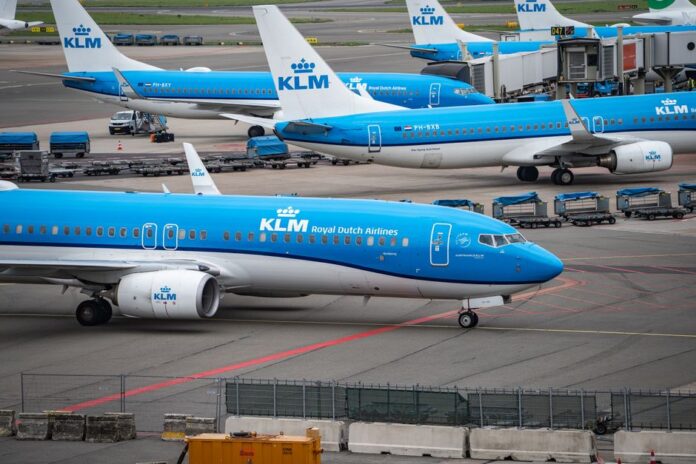 Boeing 737 landet in Paris wegen Dampf