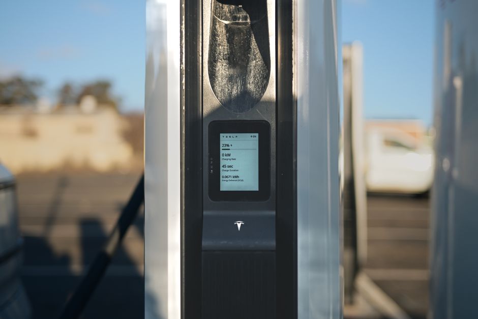 E-Auto laden an einer öffentlichen Ladestation