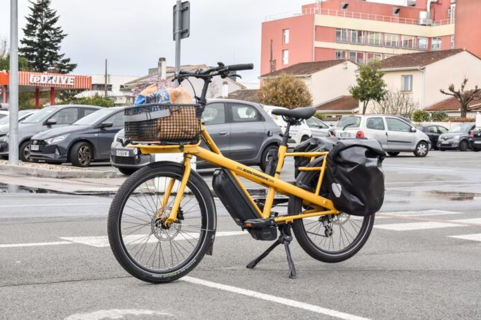 E-Klapprad in urbaner Umgebung