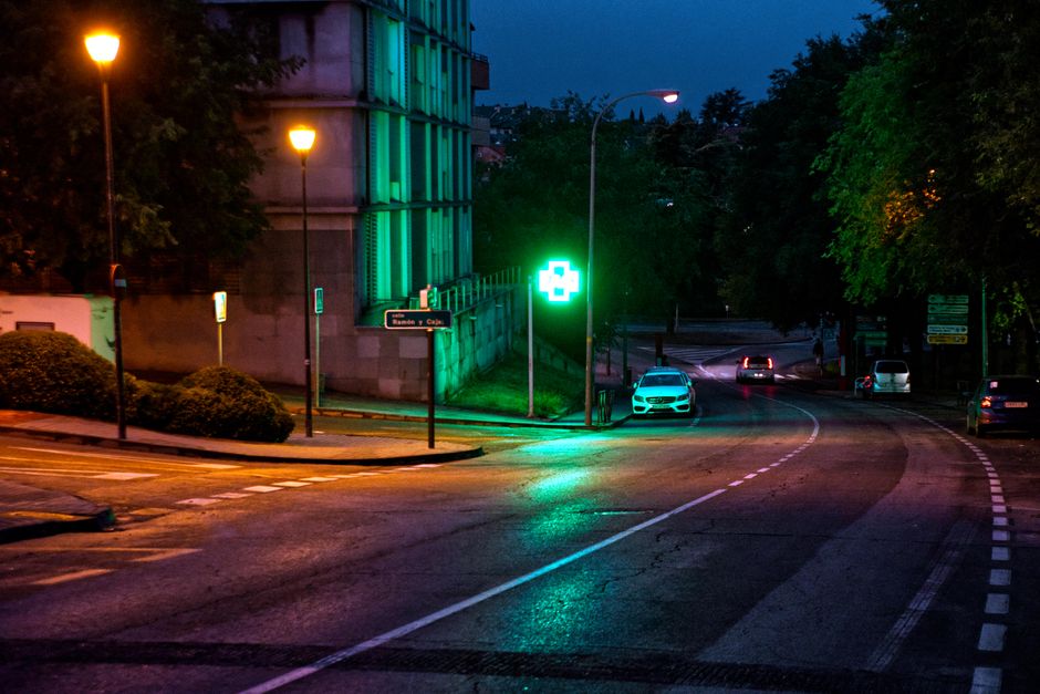 Essenslieferanten in Peking an einer roten Ampel