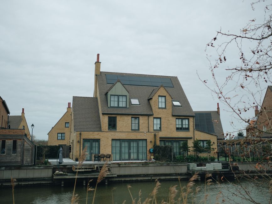 Exklusives Haus am Wasser mit modernem Design