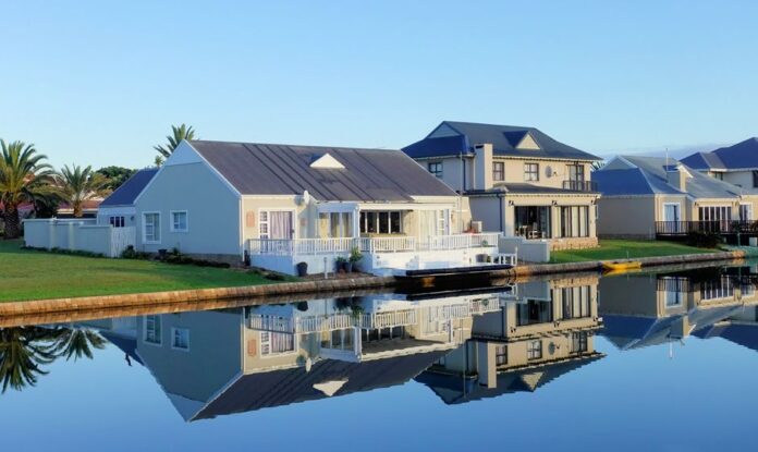 Exklusives Haus am Wasser mit modernem Design