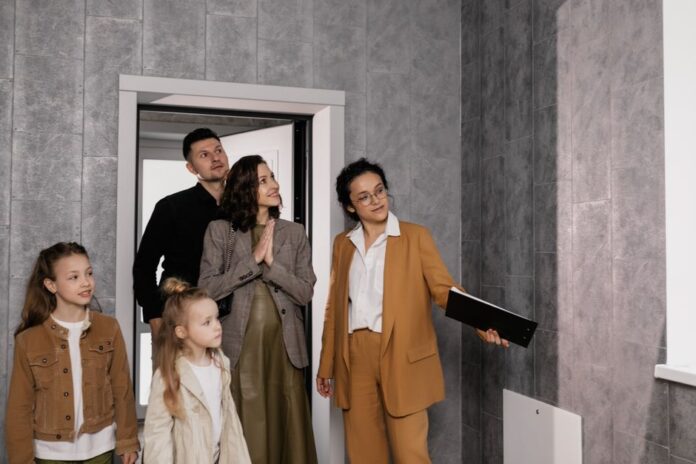Familie bei der Hausbesichtigung