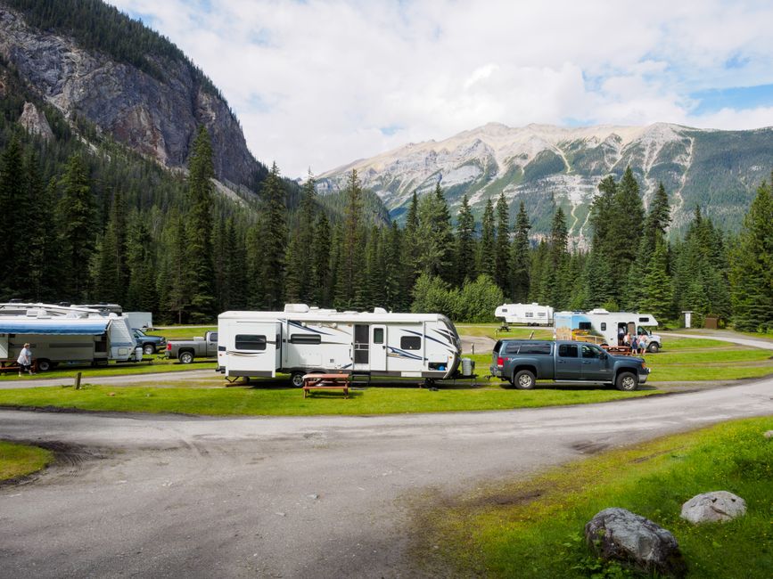 Familie beim Camping im Wohnmobil