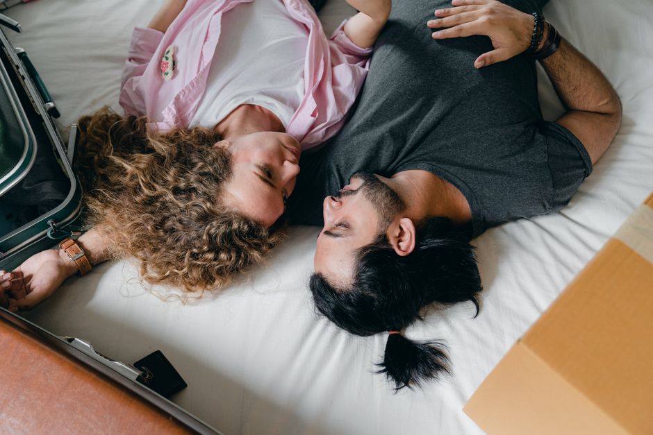 Familie beim Wohnungstausch im Urlaub