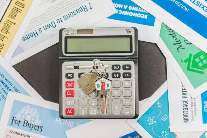 Familie vor ihrem neuen Zuhause