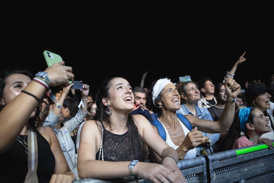 Fans beim Ticketkauf für ein Konzert