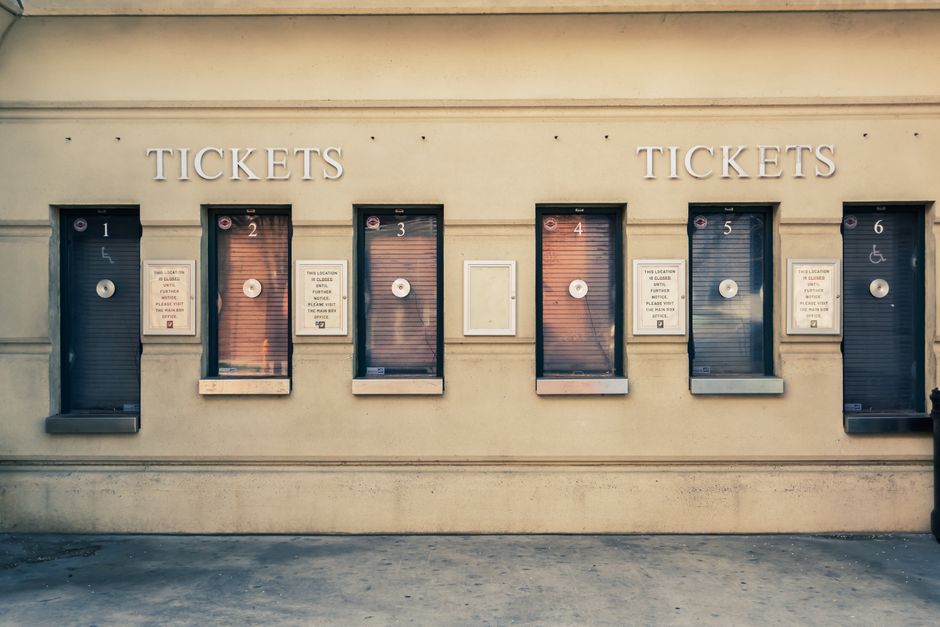 Fans beim Ticketkauf für ein Konzert