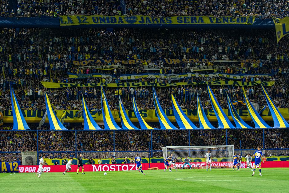 Fans im Stadion während eines Fußballspiels