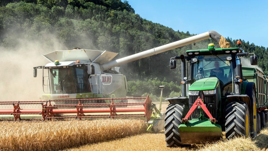 Forstwirtschaftliche Arbeiten mit Traktor