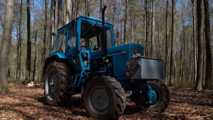 Forstwirtschaftliche Arbeiten mit Traktor