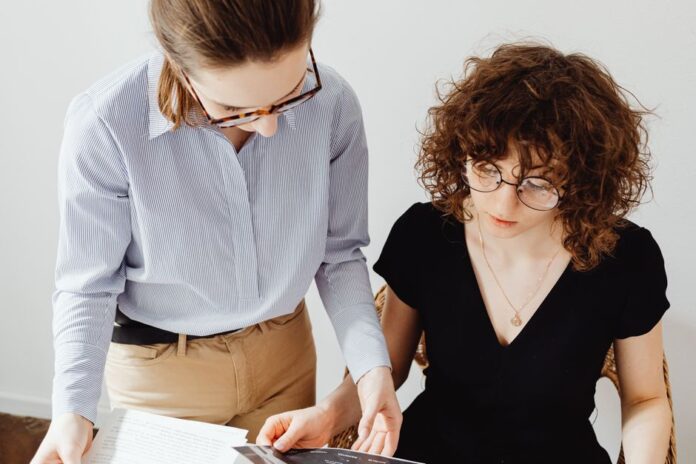 Frauen lernen über finanzielle Bildung