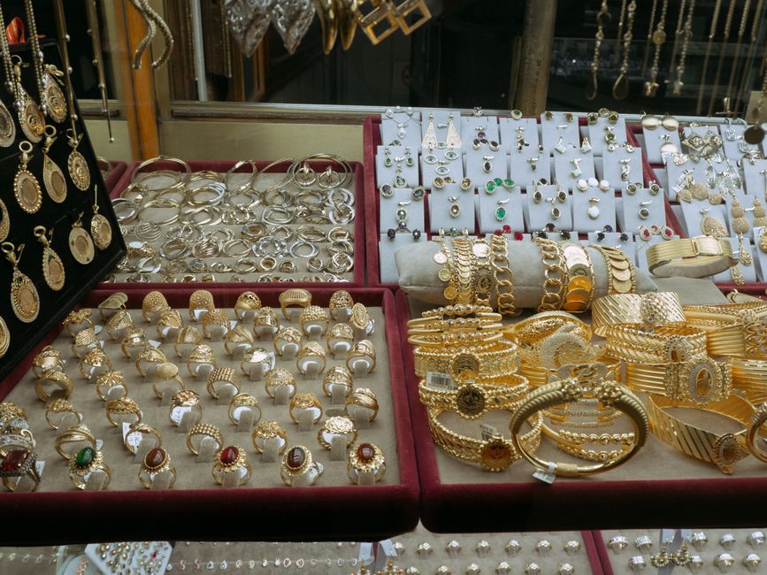 Goldbarren und Münzen im Fokus