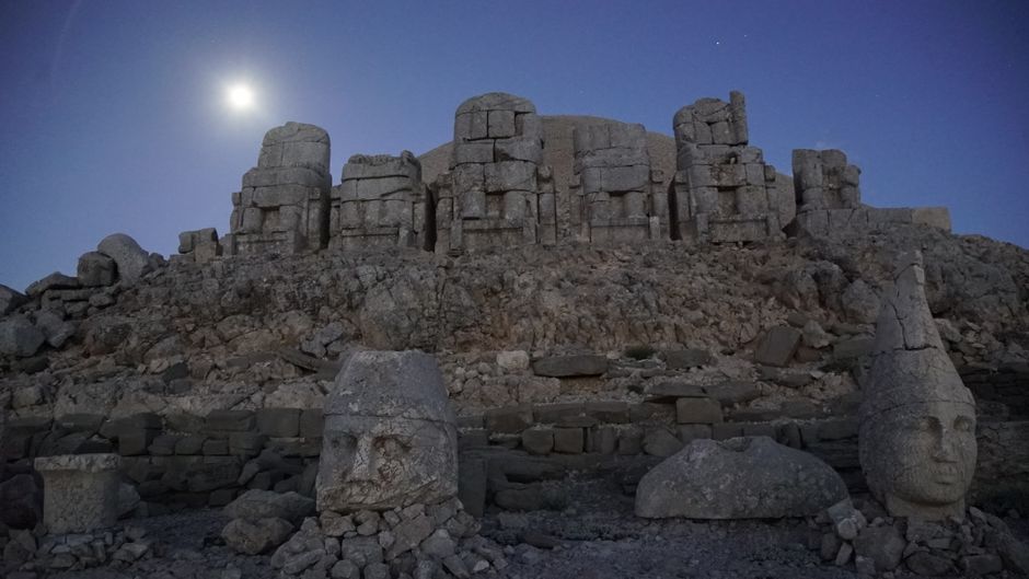 Griechische Ruinen unter dem Vollmond