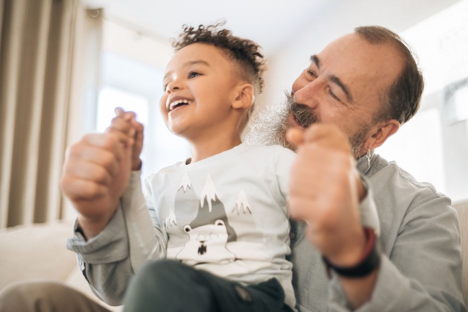 Großeltern betreuen ihre Enkelkinder