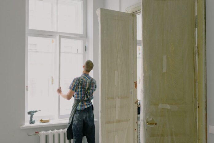 Handwerker bei Renovierungsarbeiten