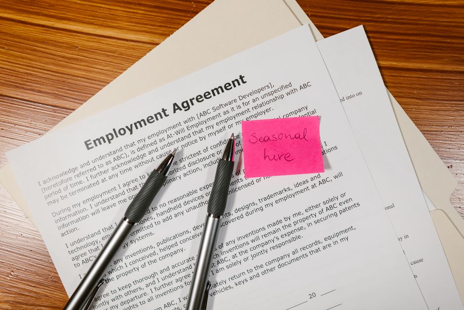 Junge Arbeitnehmer in befristeten Jobs