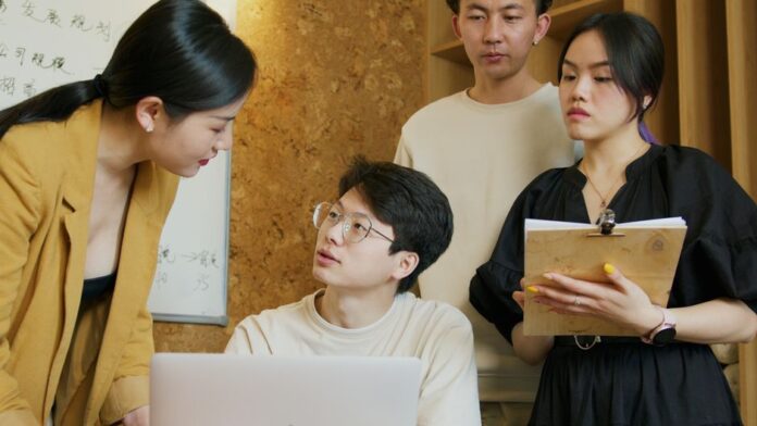 Junge Arbeitnehmer in befristeten Jobs