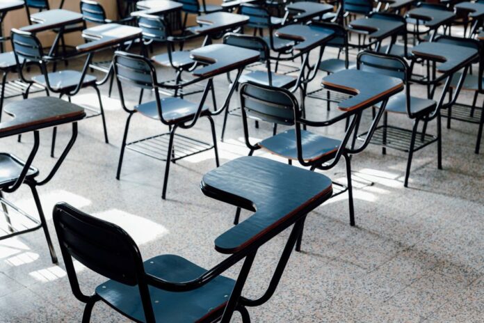 Junge Fahrer in der Fahrschule