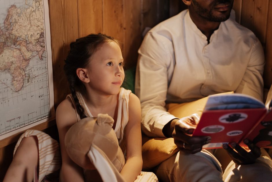 Kinder hören Geschichten mit der Toniebox