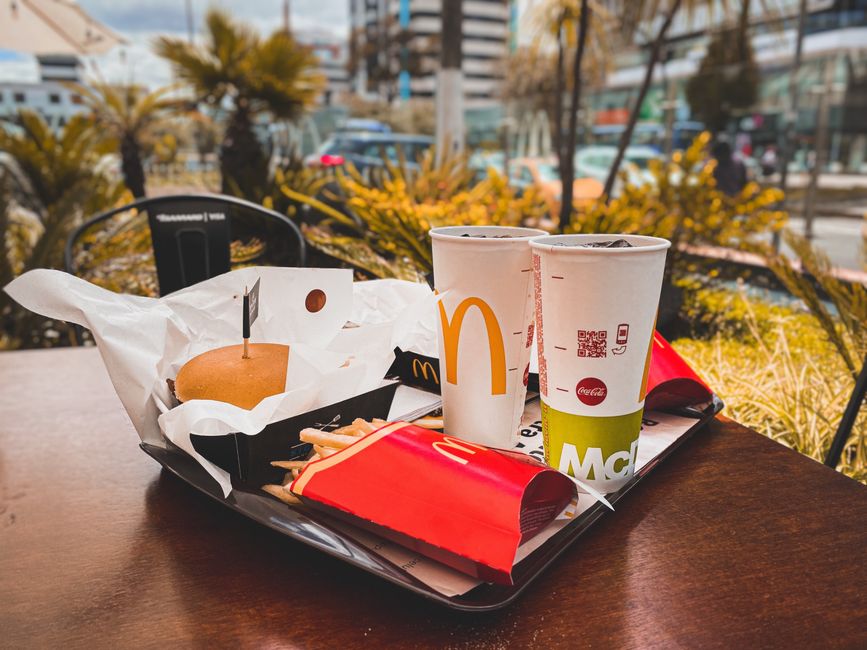 Kunden genießen ihr McDonald's Essen.