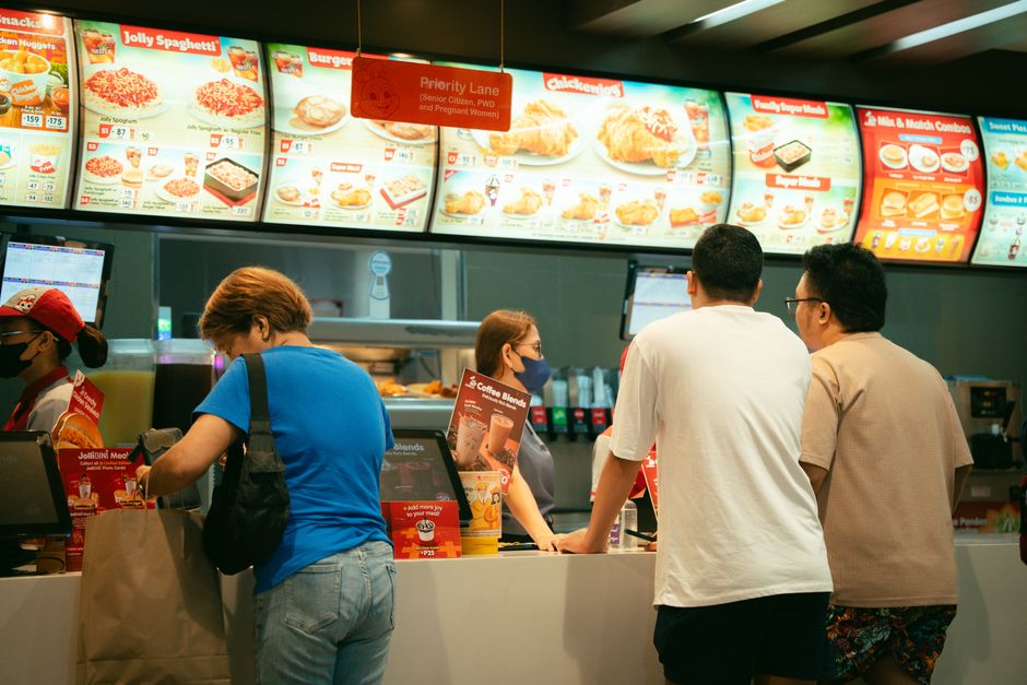 Kunden genießen ihr McDonald's Essen.